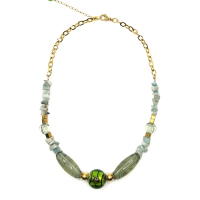 Colar com corrente dourada e contas esverdeadas variadas