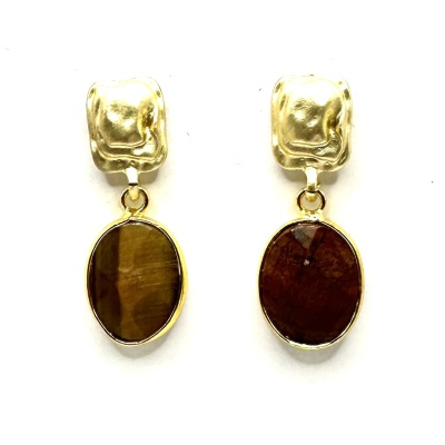 Brincos dourados com pedra oval castanha pendente