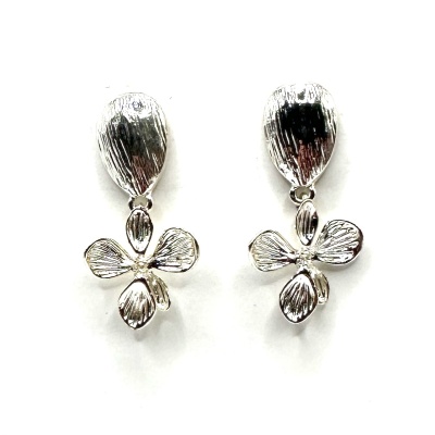 Brincos prateados em forma de flor com pétalas texturizadas