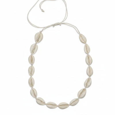 Colar branco com conchas naturais tipo cowrie e cordão ajustável sobre fundo branco