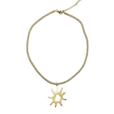 Colar dourado com pendente em forma de sol