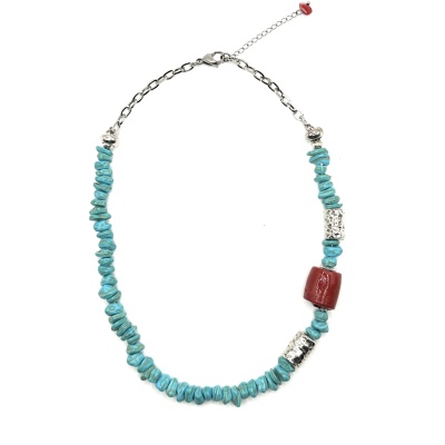 Colar com pedras azuis irregulares, elementos prateados e vermelho.