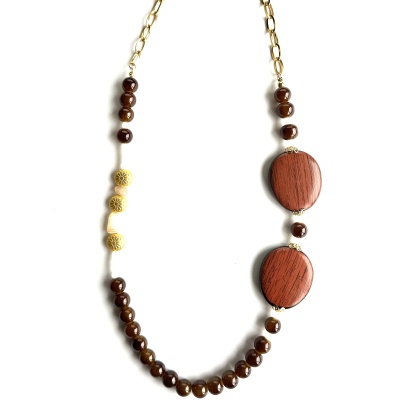 Colar com contas castanhas, amarelas e brancas em fundo branco