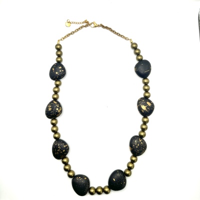 Colar com contas douradas e pretas com manchas douradas