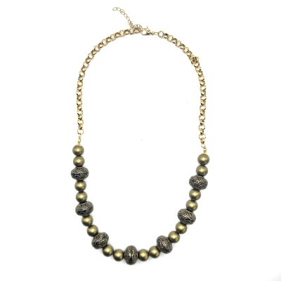 Colar com contas douradas e padrão ornamentado em relevo