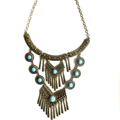 Colar em metal bronze com pedras turquesa e pendentes decorativos