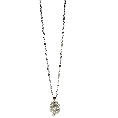 Colar prateado com pendente em forma de coração