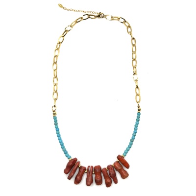 Colar dourado com contas azuis e pendentes vermelhos.