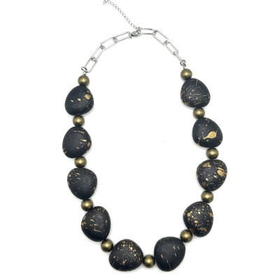 Colar de pedras pretas com manchas douradas e esferas metálicas douradas