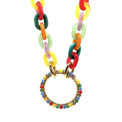 Colar colorido com elos grandes e pendente circular dourado com contas coloridas