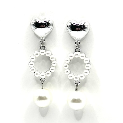 Brincos prateados com coração, círculo de esferas e pérola