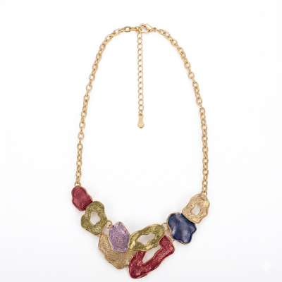 Colar dourado com pendentes coloridos e texturizados em formas abstratas