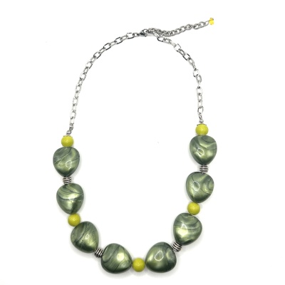 Colar com contas grandes verdes marmoreadas e pequenas amarelas com corrente prateada