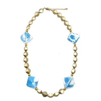 Colar com contas metálicas douradas e contas quadradas azuis com padrão branco.