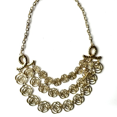 Colar dourado com flores em metal e corrente grossa