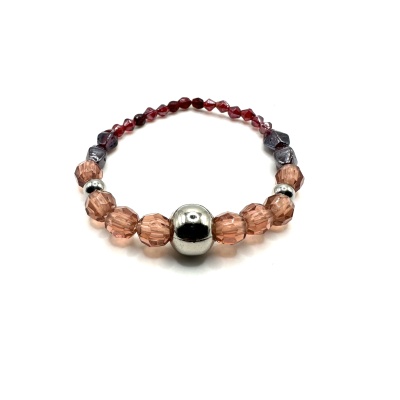 Pulseira com contas facetadas rosa, vermelhas e prateadas sobre fundo branco.