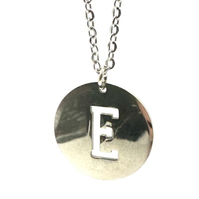 Colar com pendente redondo prateado e letra E em relevo