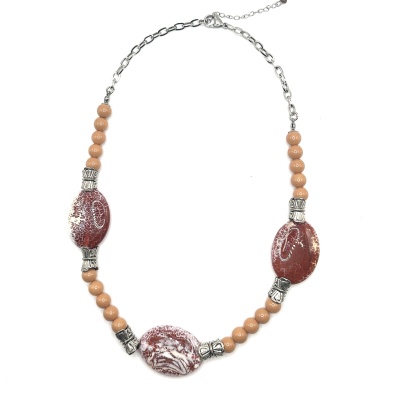 Colar com contas ovais vermelhas e brancas e conta bege com corrente metálica prateada