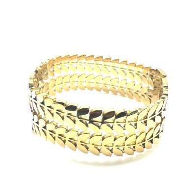 Pulseira dourada com padrão de folhas em metal polido