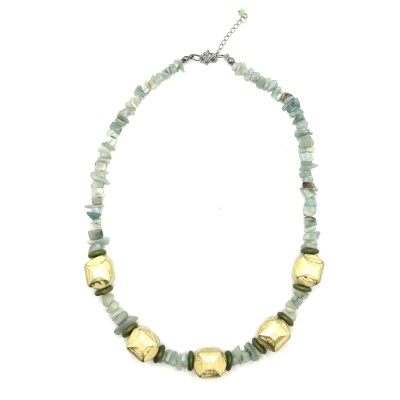 Colar com pedras azul claro, douradas e verdes com fecho metálico