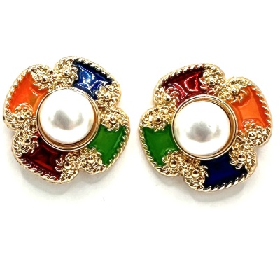 Brincos redondos com pérola e detalhes dourados coloridos