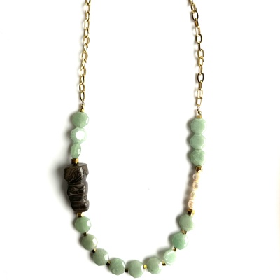 Colar com pedras verdes claras e pedra marrom esculpida