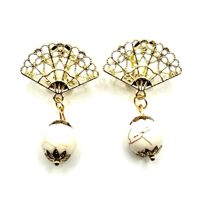 Brincos dourados em forma de leque com esfera branca pendente