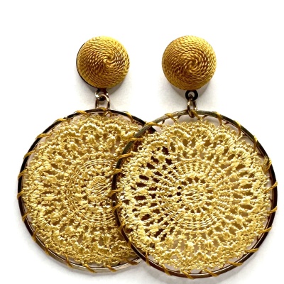 Brincos redondos dourados com padrão crochê e base em tecido trançado