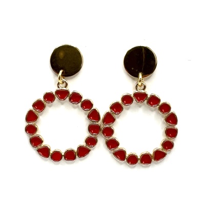 Brincos pendentes dourados com pedras vermelhas em aro circular