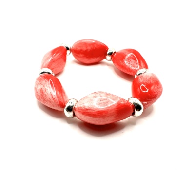 Pulseira com pedras vermelhas e brancas e esferas metálicas prateadas sobre fundo branco