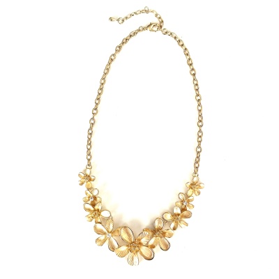 Colar dourado com flores metálicas decorativas e cristais.