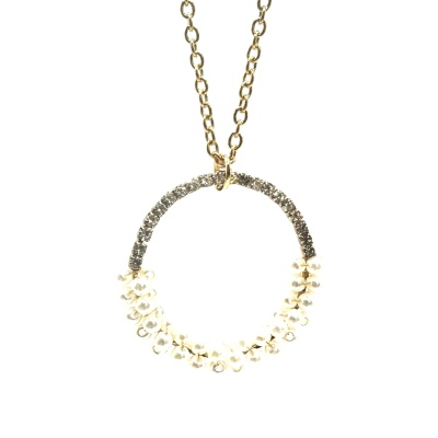 Colar dourado com pendente circular de cristais e pérolas em fundo branco
