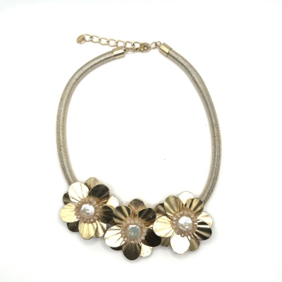 colar dourado com flores metálicas e centro de pérola