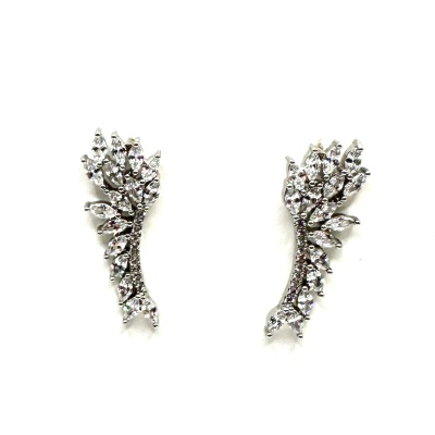 Par de brincos prateados em forma de folha com cristais