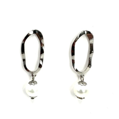 Brincos prateados oval com pérola pendente em fundo branco