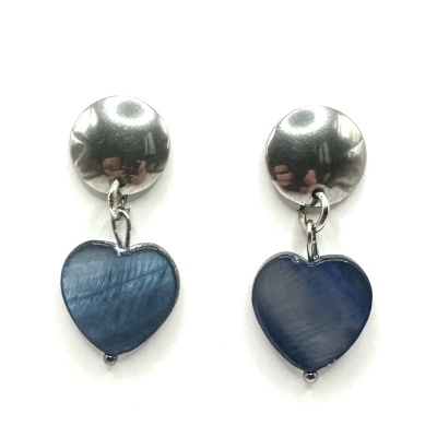 Brincos prateados com coração azul pendurado