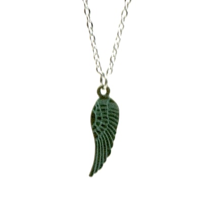 Colar com pendente de asa verde detalhada em corrente prateada