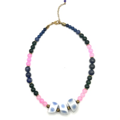 Colar colorido com contas azuis, verdes, rosas e brancas em fundo branco