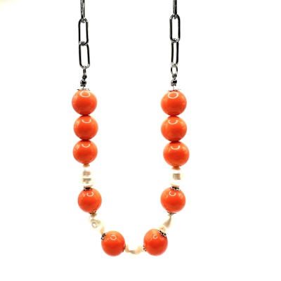Colar com bolas laranja e contas brancas com corrente metálica prateada