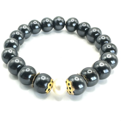 Pulseira elástica com bolas pretas e bola branca central com detalhes dourados