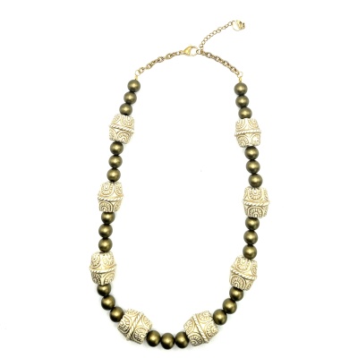 Colar com contas verdes e brancas com padrão geométrico em fundo branco