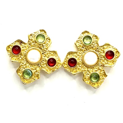 Brincos dourados cruzados com pedras coloridas