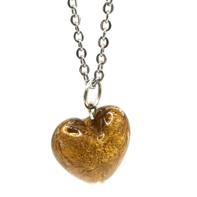 Colar com pendente em forma de coração âmbar brilhante