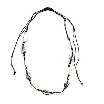 Colar de búzios naturais e contas metálicas em cordão preto