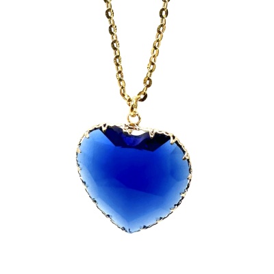 Colar dourado com pendente de coração azul