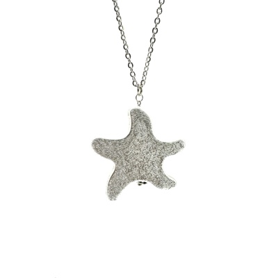 Colar com pendente estrela do mar prateado com textura em fundo branco