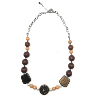 Colar com contas castanho-escuras e bege, detalhes metálicos prateados e fecho de corrente ajustável.
