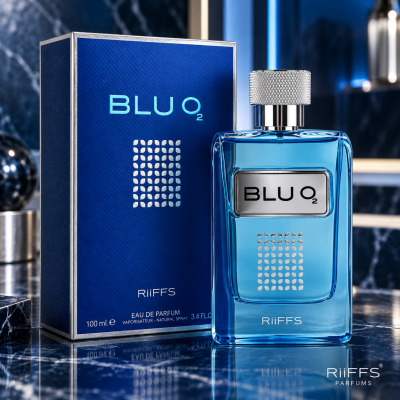 Frasco e caixa de perfume azul com tampa prateada e texto BLU O2 RiiFFS
