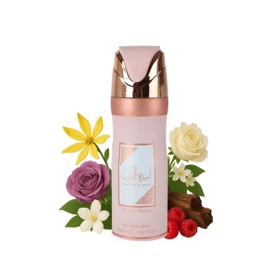 Spray perfumado rosa com tampa dourada e flores ao redor