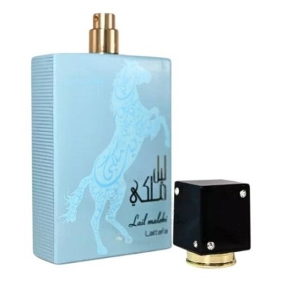 Frasco de perfume azul claro com tampa preta e desenho de cavalo